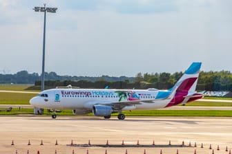 Eine Maschine von Eurowings am Bremer Flughafen (Archivbild): 22 Verbindungen hält der Sommerflugplan bereit.