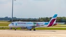 Eine Maschine von Eurowings am Bremer Flughafen (Archivbild): 22 Verbindungen hält der Sommerflugplan bereit.