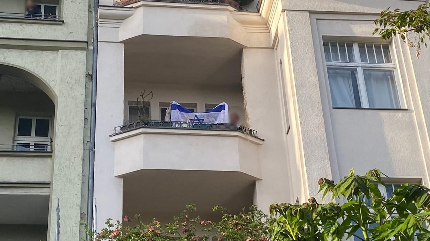 Israel-Flagge auf einem Balkon: Bei Antisemitismus innerhalb des Demozuges will die Polizei sofort eingreifen.