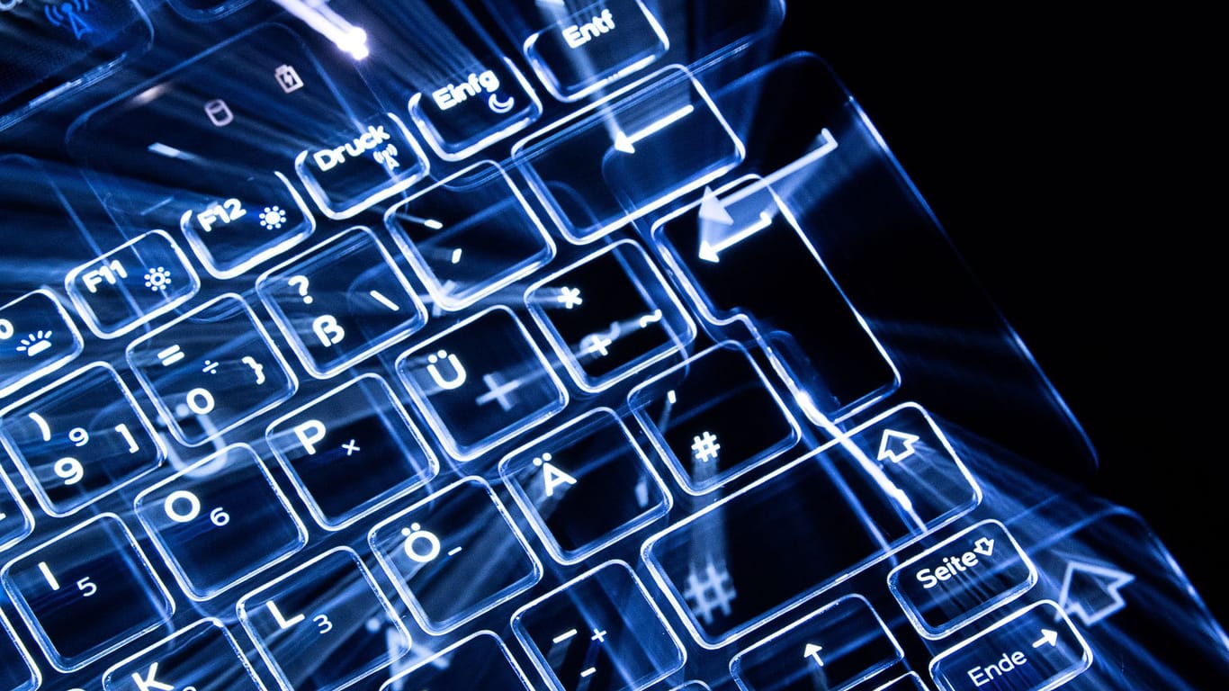 Tasten einer beleuchteten Tastatur (Symbolbild): In Brüssel soll es ein Hacker-Problem geben.