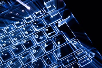 Tasten einer beleuchteten Tastatur (Symbolbild): In Brüssel soll es ein Hacker-Problem geben.
