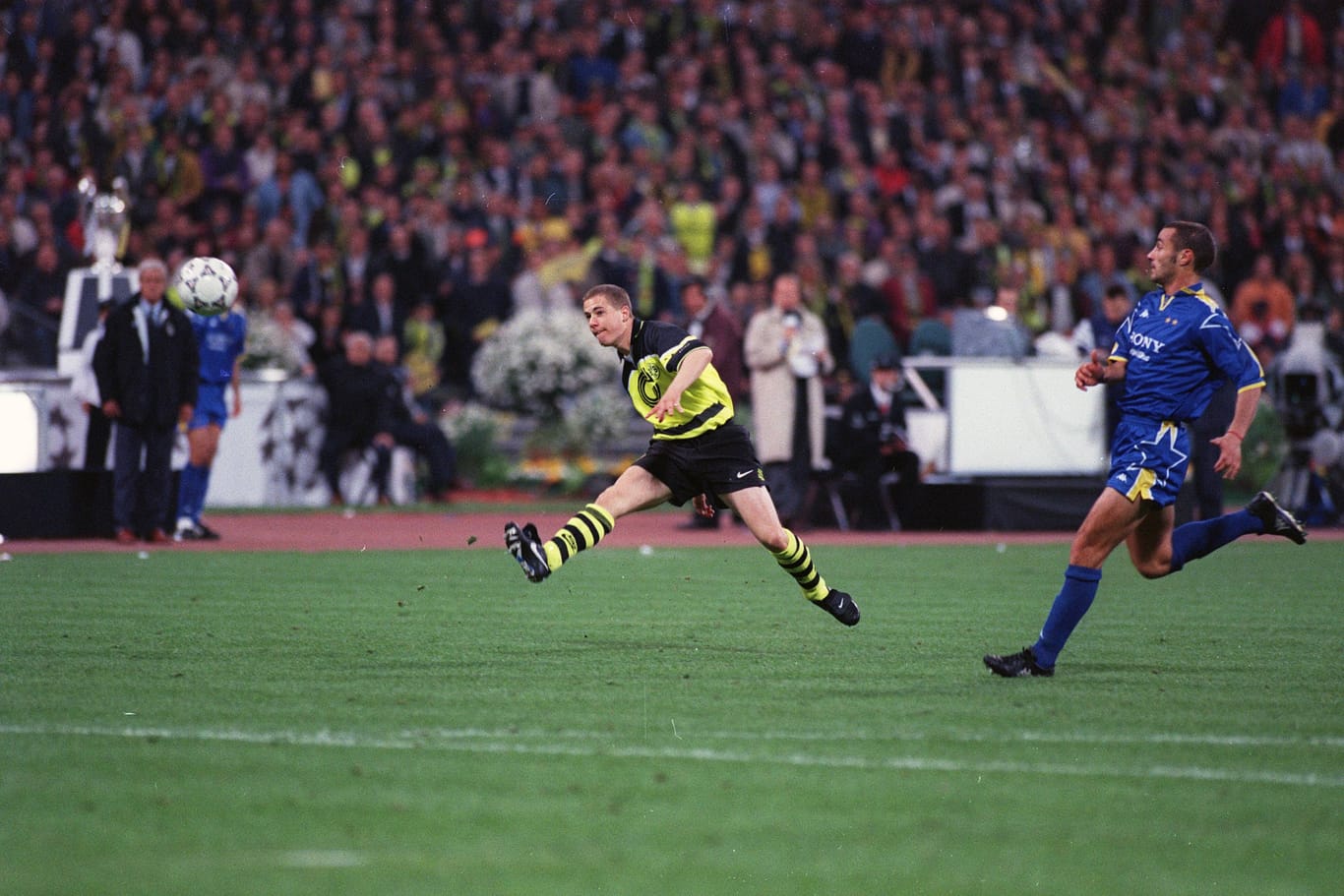 Traumtor im Champions-League-Finale 1997 (Archivbild): Lars Ricken (li., BVB) trifft mit einem sensationellen Heber zum 3:1.