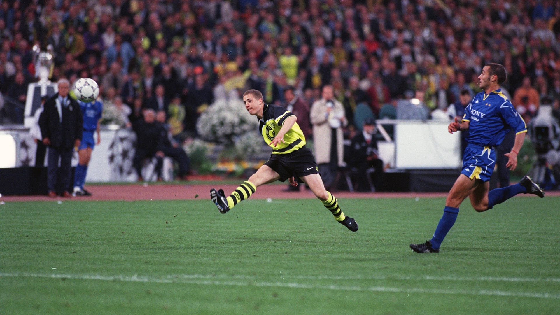 Traumtor im Champions-League-Finale 1997 (Archivbild): Lars Ricken (li., BVB) trifft mit einem sensationellen Heber zum 3:1.