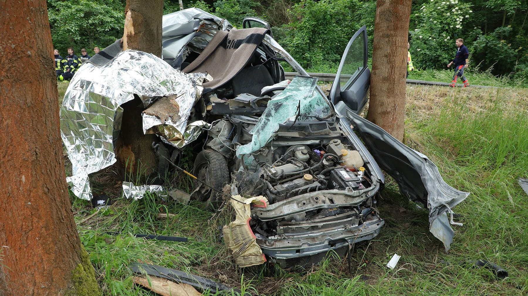 Unfallstelle bei Scharfenberg: Die Beifahrer auf der Rückbank wurden in dem Wrack eingeklemmt.