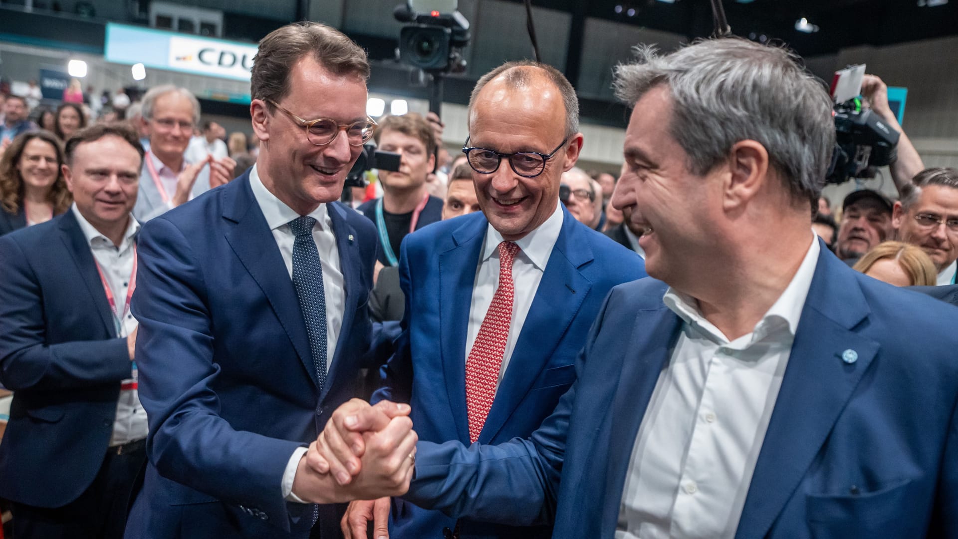 Hendrik Wüst (l.), Friedrich Merz (M.) und Markus Söder (r.) auf dem CDU-Parteitag: Die drei Unionspolitiker sind für eine Kanzlerkandidatur im Gespräch.