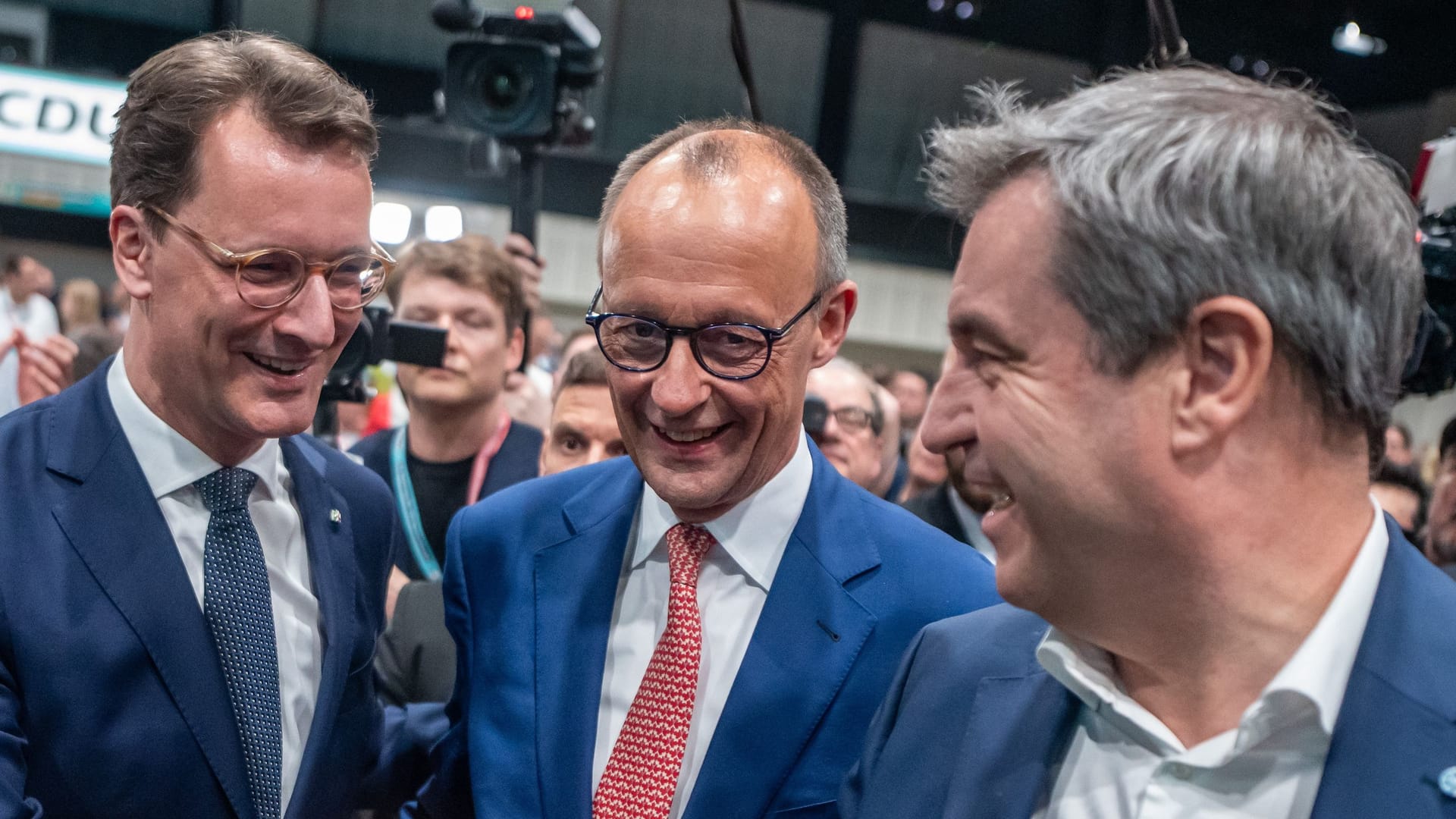 Hendrik Wüst (l.), Friedrich Merz (M.) und Markus Söder (r.) auf dem CDU-Parteitag: Die drei Unionspolitiker sind für eine Kanzlerkandidatur im Gespräch.