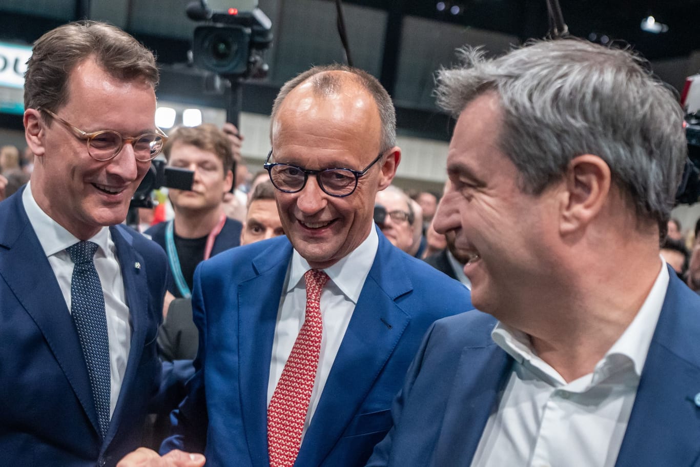Hendrik Wüst (l.), Friedrich Merz (M.) und Markus Söder (r.) auf dem CDU-Parteitag: Die drei Unionspolitiker sind für eine Kanzlerkandidatur im Gespräch.