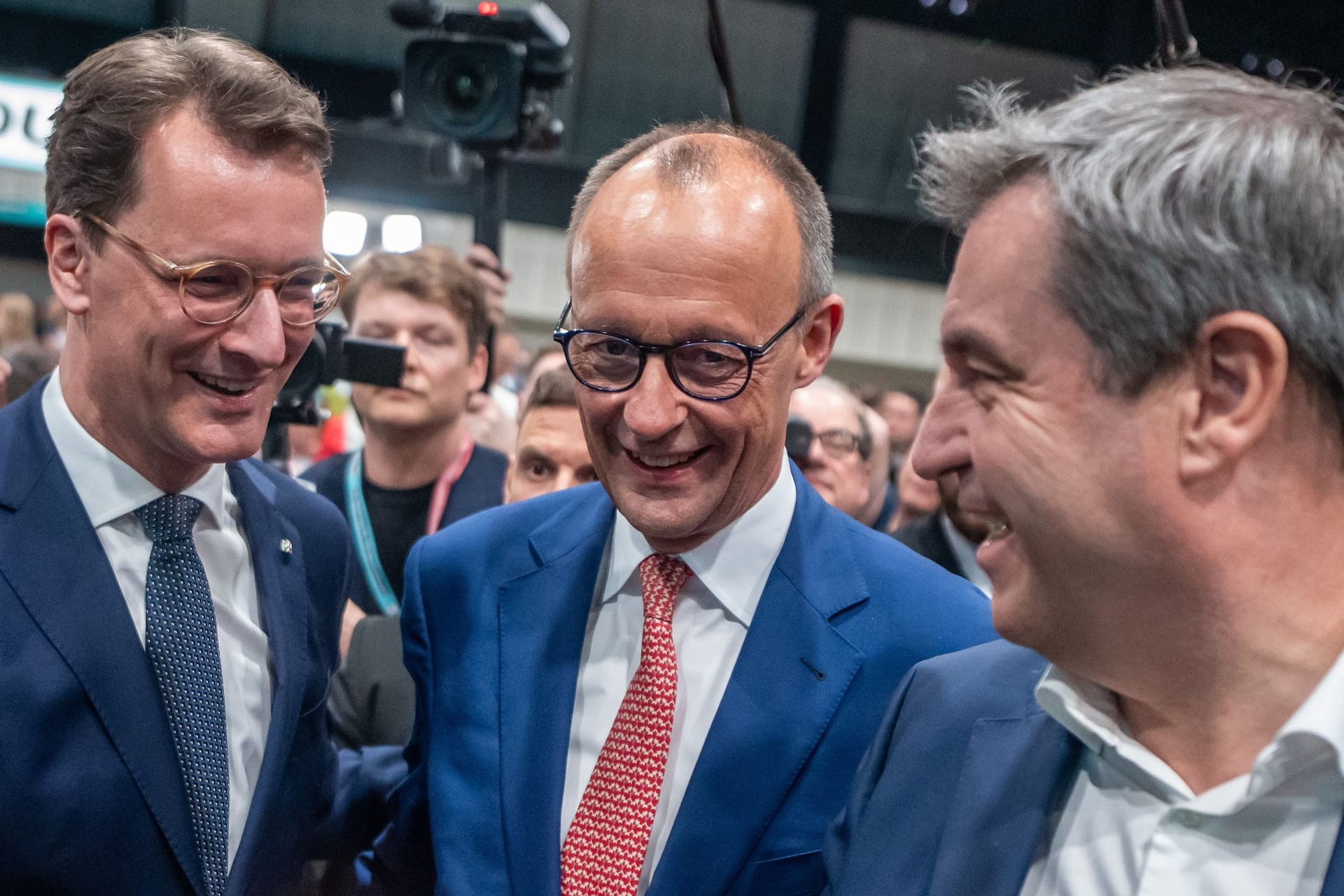 Hendrik Wüst (l.), Friedrich Merz (M.) und Markus Söder (r.) auf dem CDU-Parteitag: Die drei Unionspolitiker sind für eine Kanzlerkandidatur im Gespräch.