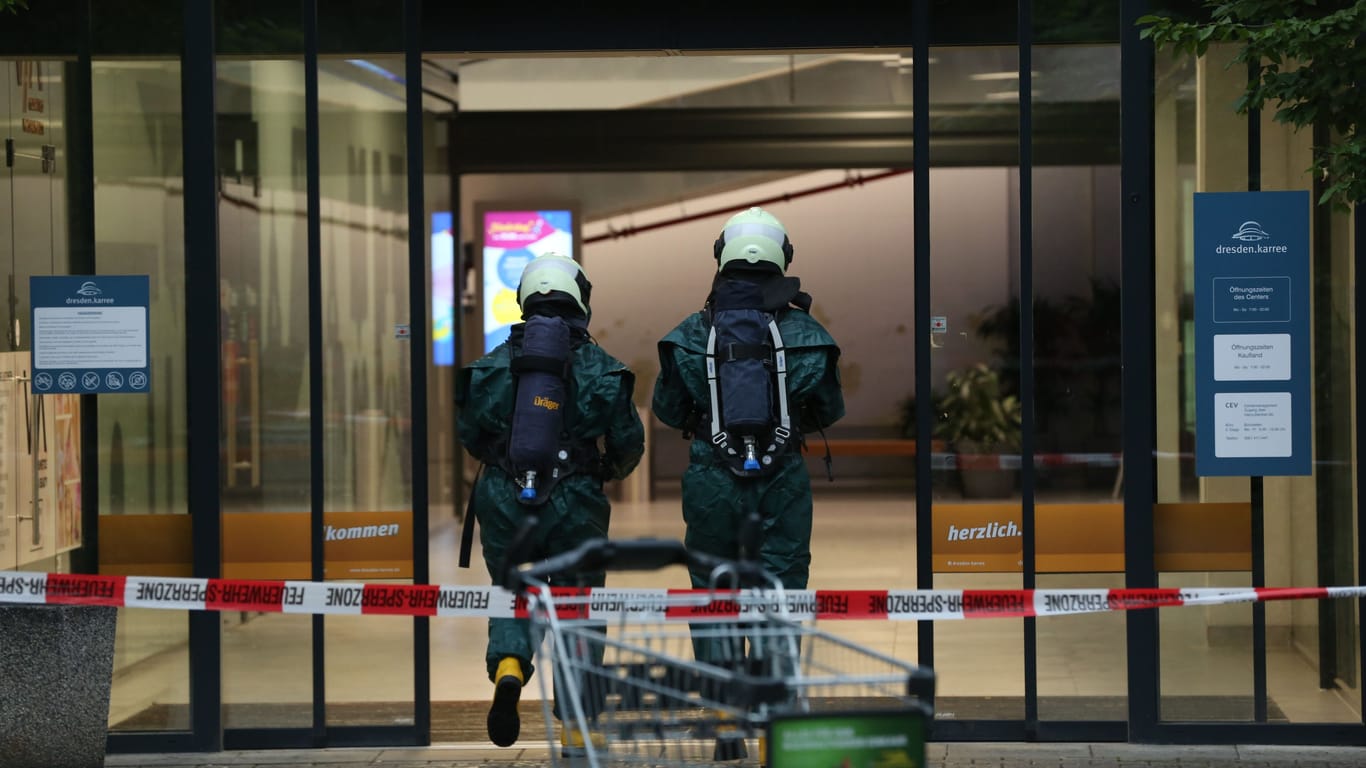 Spezialkräfte der ABC-Gefahrenabwehr rückten an, um den Stoff zu identifizieren: Die Flüssigkeit stellte sich als gesundheitsschädlich heraus.