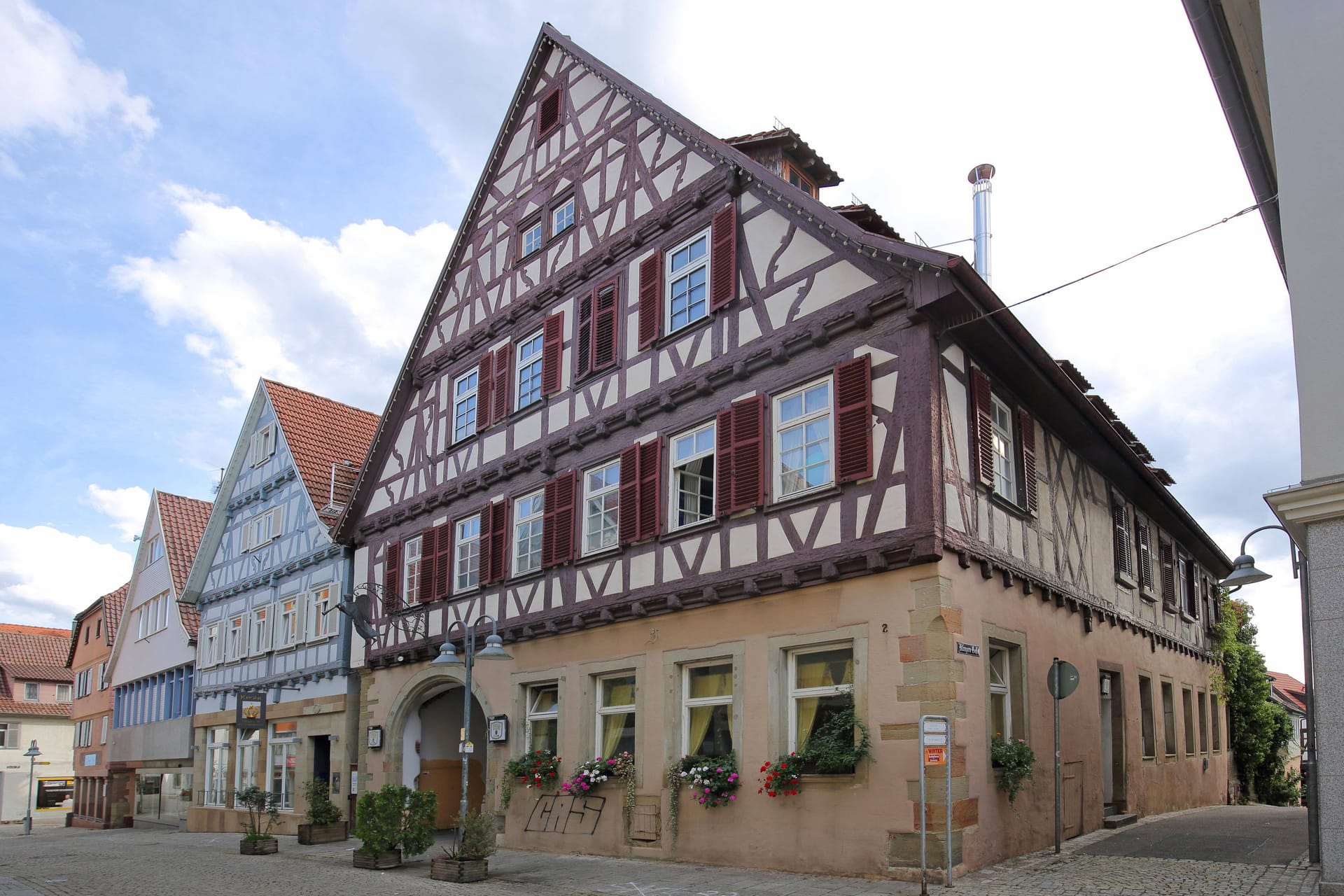 Rotes Fachwerkhaus in Vaihingen (Symbolbild): In der Stadt nahe Stuttgart sind mehrere Mädchen von einem mutmaßlichen Sexualstraftäter belästigt worden.