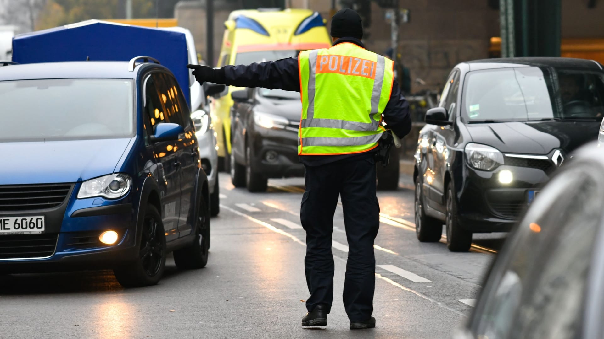 Jetzt lieber kooperieren: Die Polizei darf jederzeit eine Verkehrskontrolle durchführen. Dabei muss sie aber bestimmte Regeln einhalten.