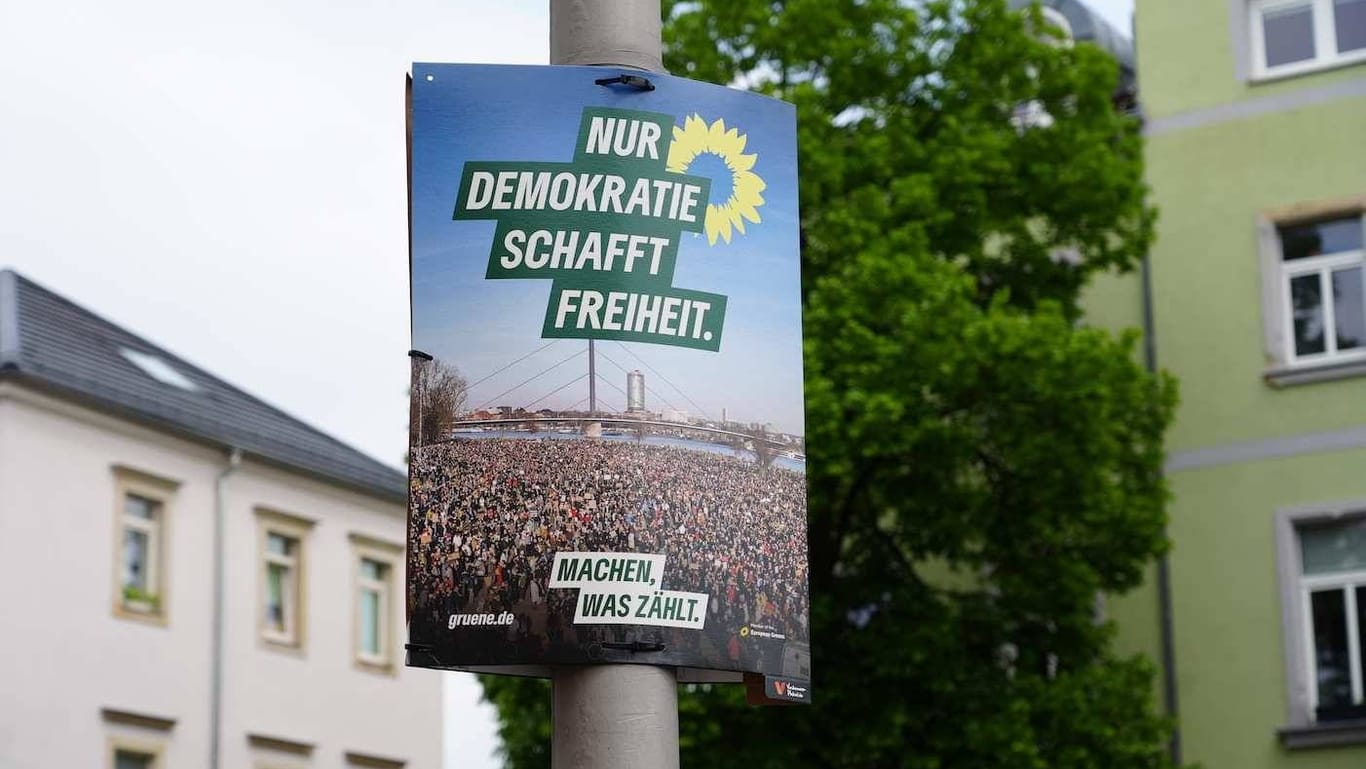Wahlplakat der Grünen in Dresden (Archivfoto): Innerhalb von einer Woche sind hier zwei Politiker auf der Straße angegriffen worden.