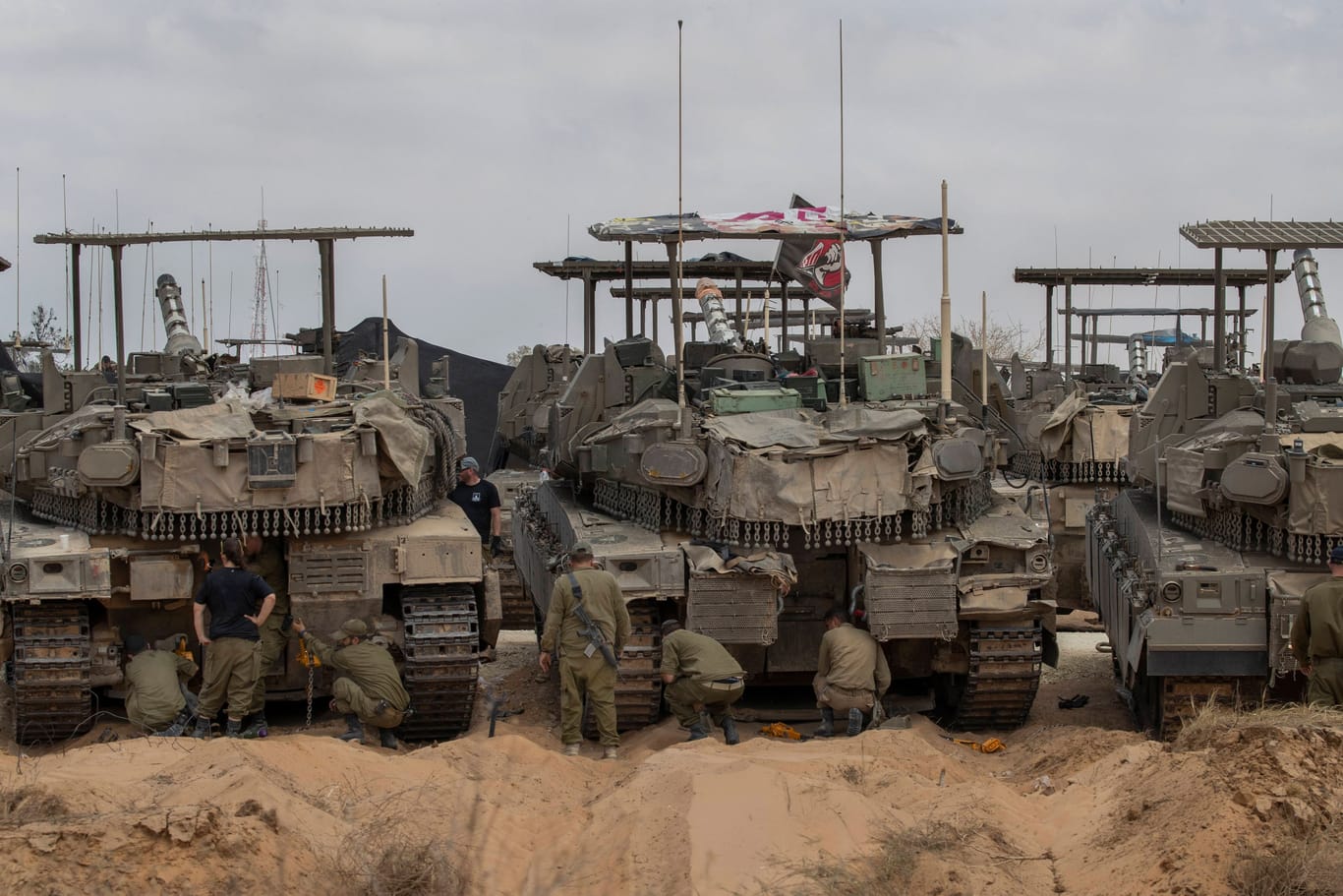 Israelische Panzer stehen bereit (Archivbild): Offenbar ist der Hamas jetzt ein Ultimatum gestellt worden, die Geisel freizulassen.