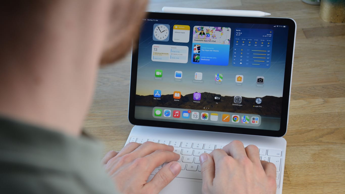 Das neue iPad Air mit M2 Chip und Tastaturhülle. Die Leistung liegt auf Computer-Niveau.