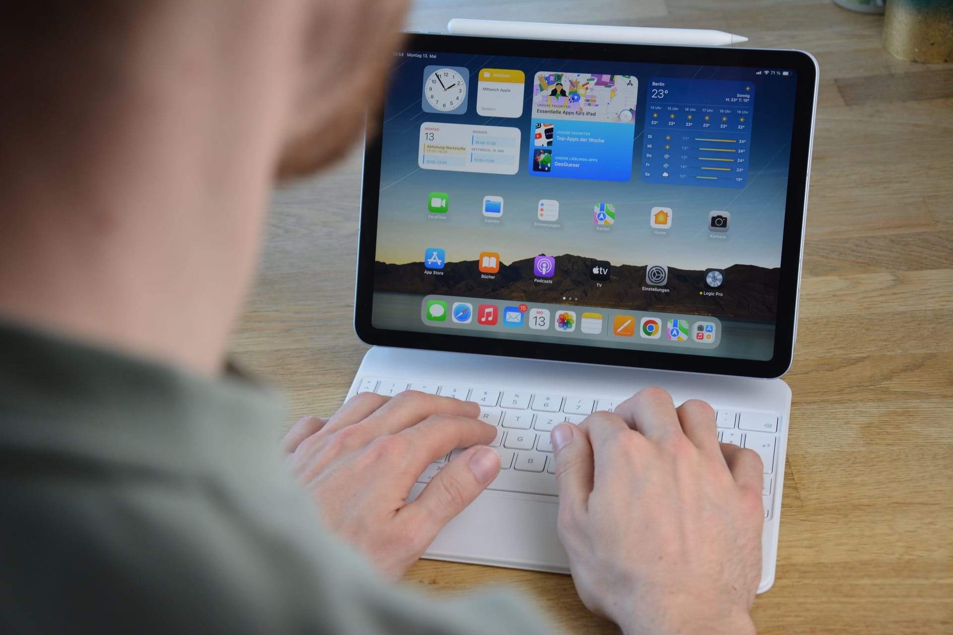 Das neue iPad Air mit M2 Chip und Tastaturhülle. Die Leistung liegt auf Computer-Niveau.