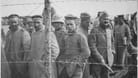 Deutsche Soldaten in einem französischen Kriegsgefangenenlager (um1917): Der Erste Weltkrieg war in den Köpfen lange nicht beendet.