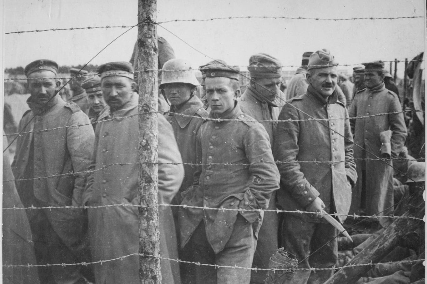 Deutsche Soldaten in einem französischen Kriegsgefangenenlager (um1917): Der Erste Weltkrieg war in den Köpfen lange nicht beendet.