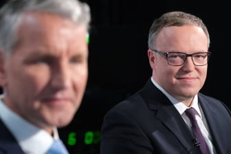 Björn Höcke (l.) und Mario Voigt (Archivbild): Eigentlich betont der thüringische CDU-Vorsitzende Voigt, eine Zusammenarbeit mit der AfD konsequent abzulehnen.