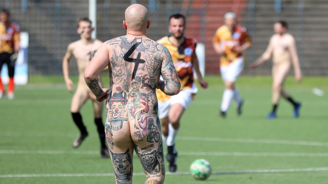 Fußball mal anders: In Herne trat eine Mannschaft am Mittwoch fast komplett nackt an.