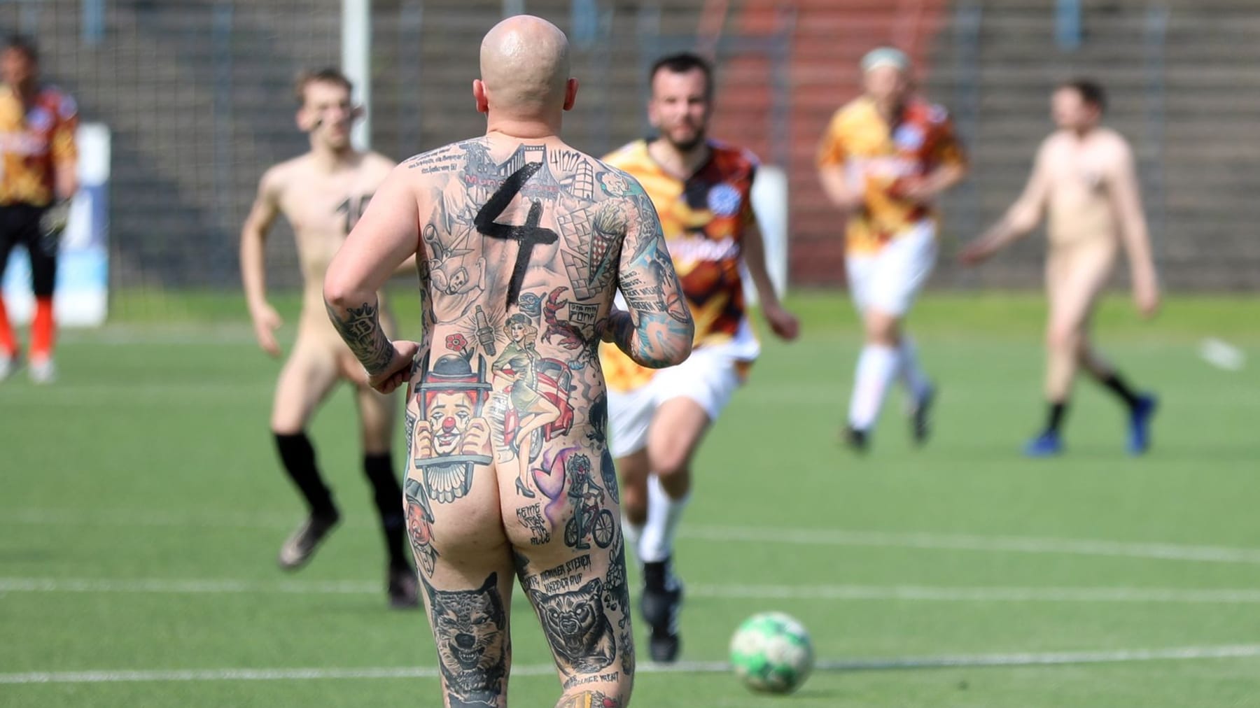 Protest gegen Uefa und DFB: Fußballteam tritt komplett nackt an