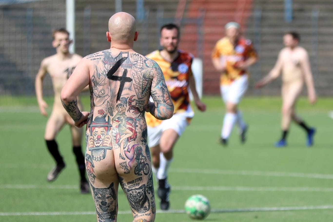 Fußball mal anders: In Herne trat eine Mannschaft am Mittwoch fast komplett nackt an.
