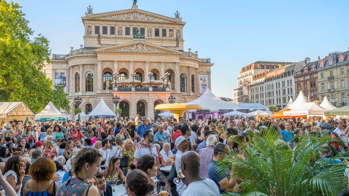 Menschenmenge vor der Alten Oper in Frankfurt: Bald steht wieder das Opernplatzfest an.