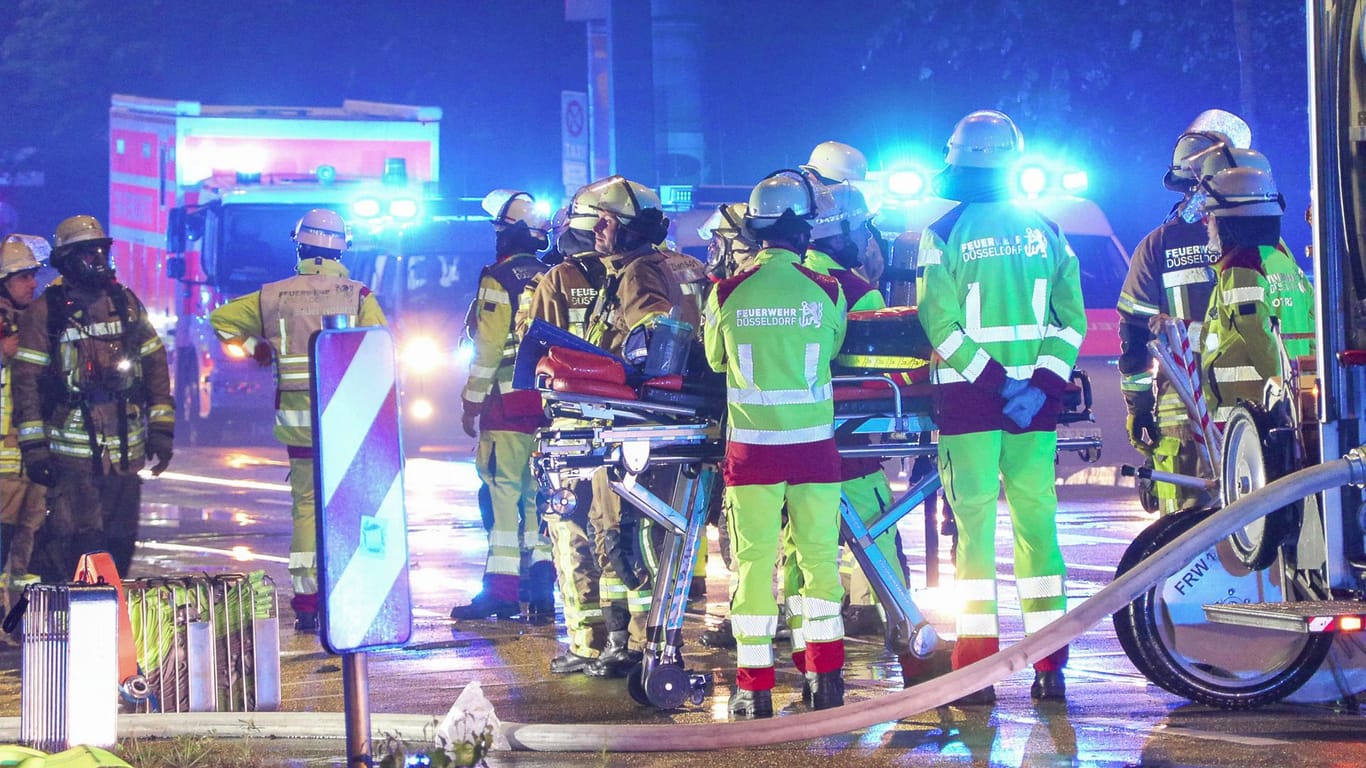 Dramatischer Brand: 3 Tote und 16 Verletzte - Umfangreiche Mensc