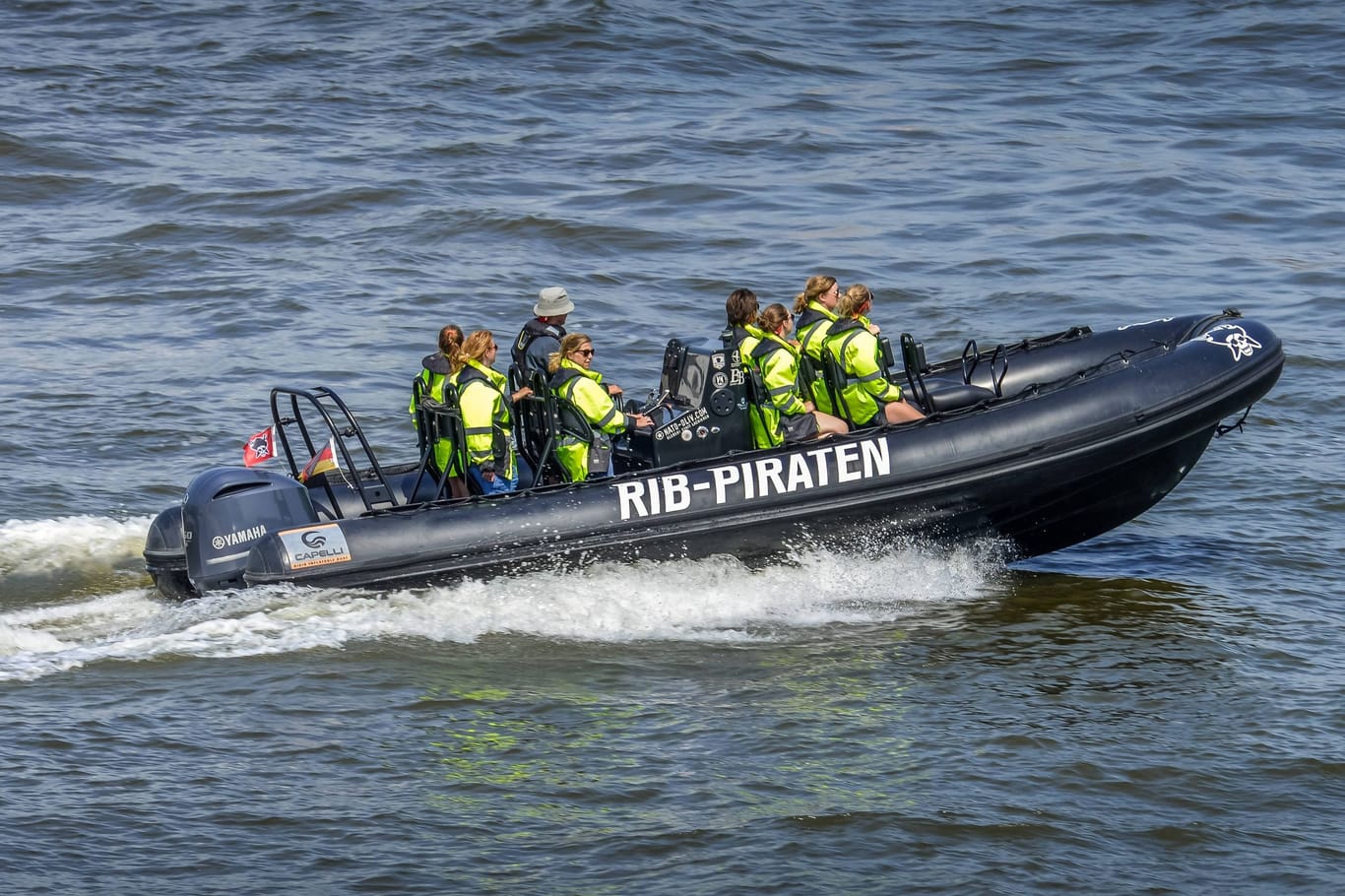 Die "RIB Piraten" bei einer Hafenrundfahrt: Der Gründer des Unternehmens soll auf der Nordsee seit Montag vermisst sein.
