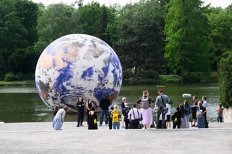 Das Kunstwerk "Floating Earth" des Künstlers Luke Jerram: Es schwimmt auf dem Maschteich als Teil der Kunstfestspiele Herrenhausen.