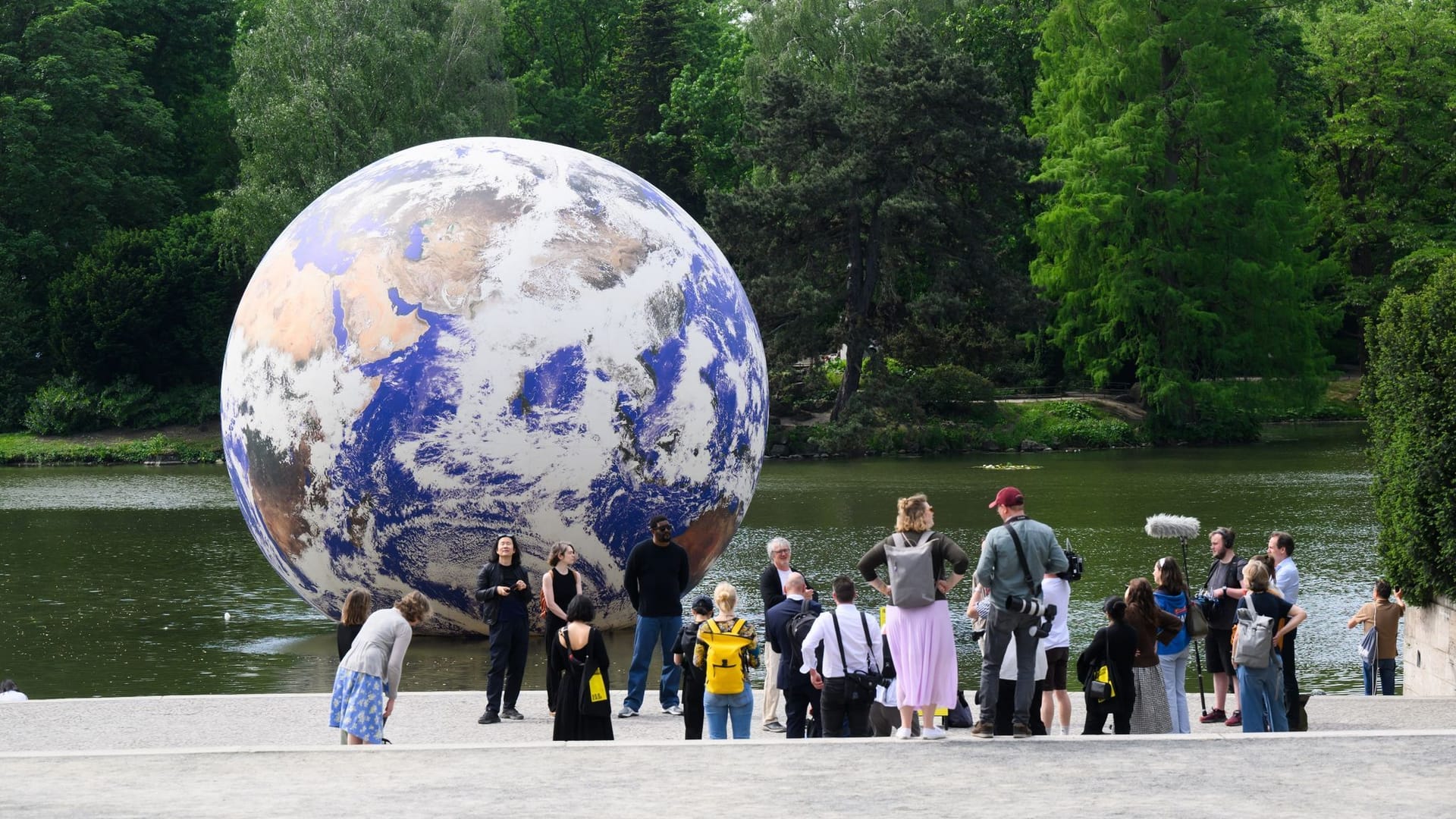 Das Kunstwerk "Floating Earth" des Künstlers Luke Jerram: Es schwimmt auf dem Maschteich als Teil der Kunstfestspiele Herrenhausen.