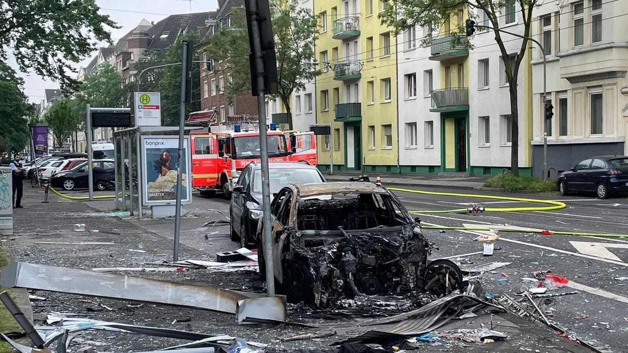 Bei einem Brand in einem Düsseldörfer Kiosk sind drei Menschen getötet worden.