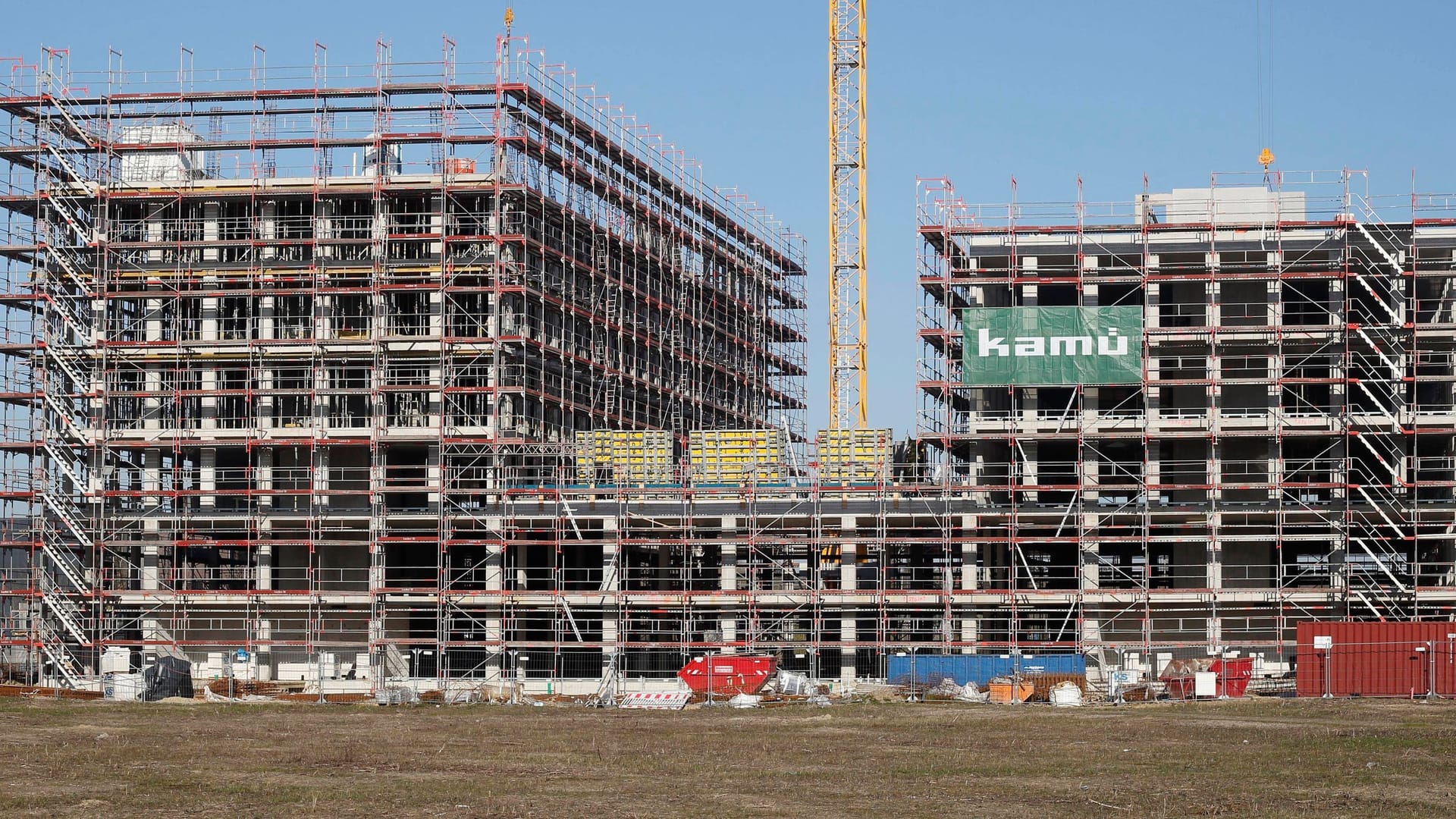 Eine Baustelle in Bremen (Symbolbild): Der Senat will das Bauen mit neuen Regelungen vereinfachen.