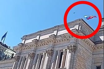 Russlandfahne über dem Reichstag: Von der weniger bekannten Seite des Gebäudes aus ließ der Ukrainer die Drohne aufsteigen und filmte.
