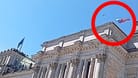 Russlandfahne über dem Reichstag: Von der weniger bekannten Seite des Gebäudes aus ließ der Ukrainer die Drohne aufsteigen und filmte.