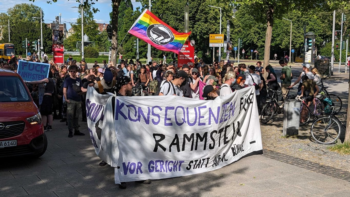 Demonstrierende in Dresden: Die Stimmung bei der Anti-Rammstein-Demo ist angespannt.