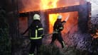 Charkiw: Feuerwehrleute löschen ein Feuer, nachdem ein Haus von russischem Beschuss getroffen wurde.