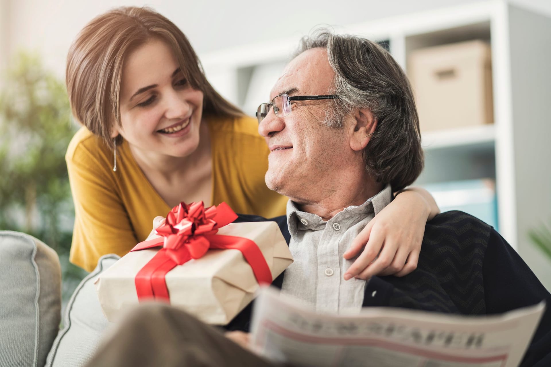 Tochter überrascht ihren Vater mit einem Geschenk