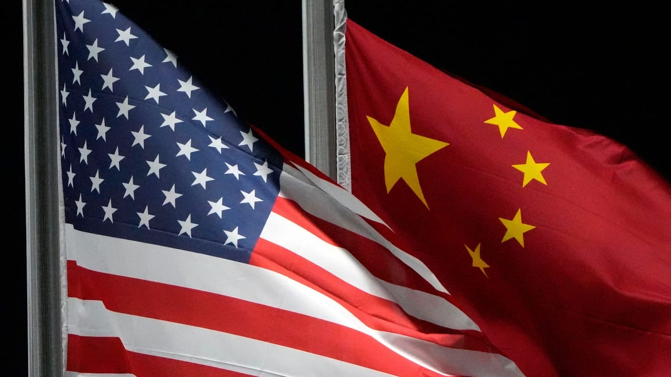 US und chinesische Flagge