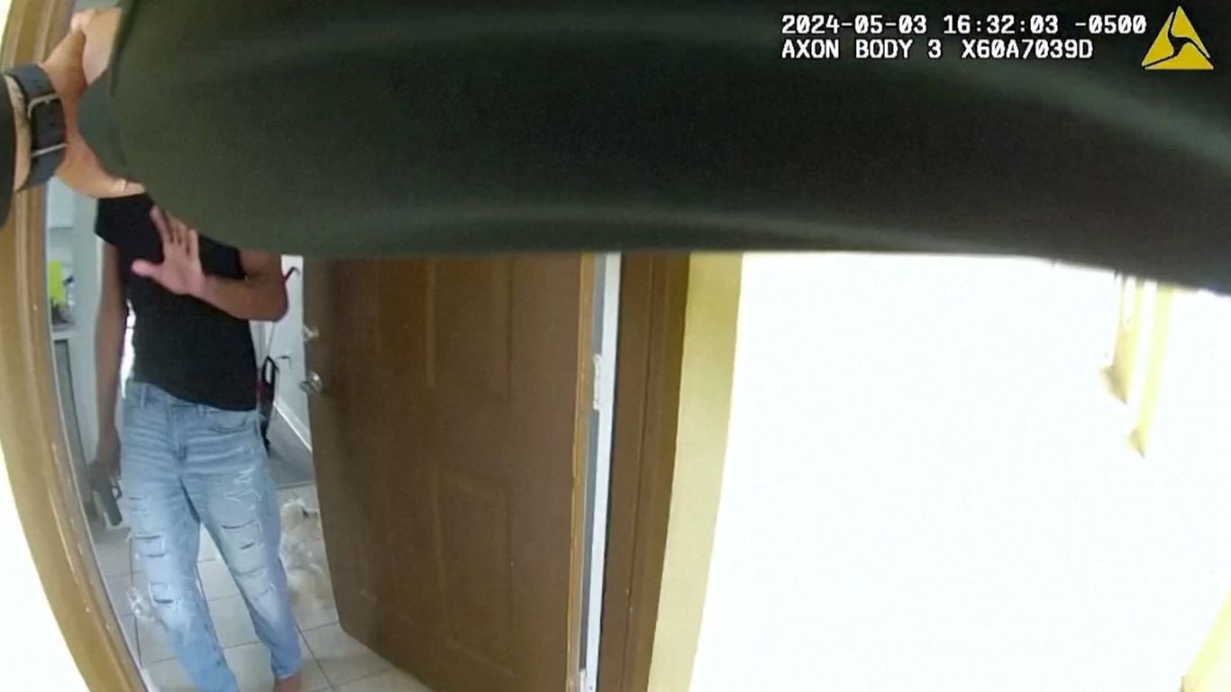 Bild aus der Bodycam des Polizisten: Der Soldat öffnete die Tür mit einer Waffe in der Hand.