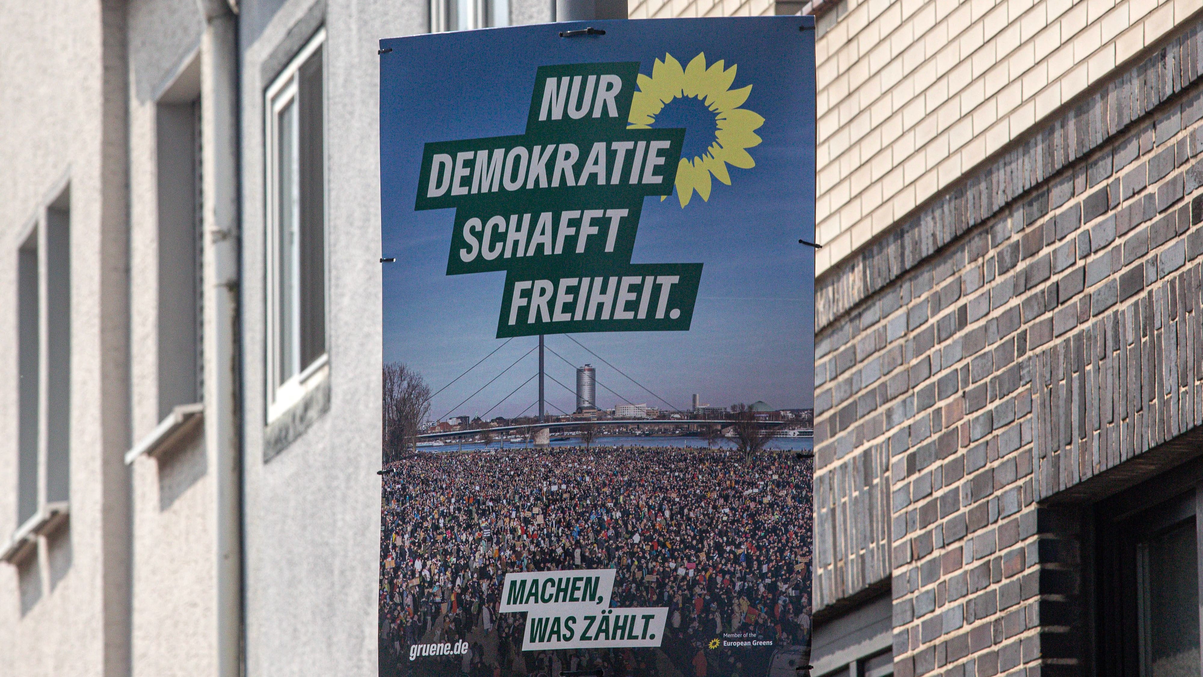 Würzburg: Wahlkampfhelfer der Grünen beim Plakatieren bedrängt