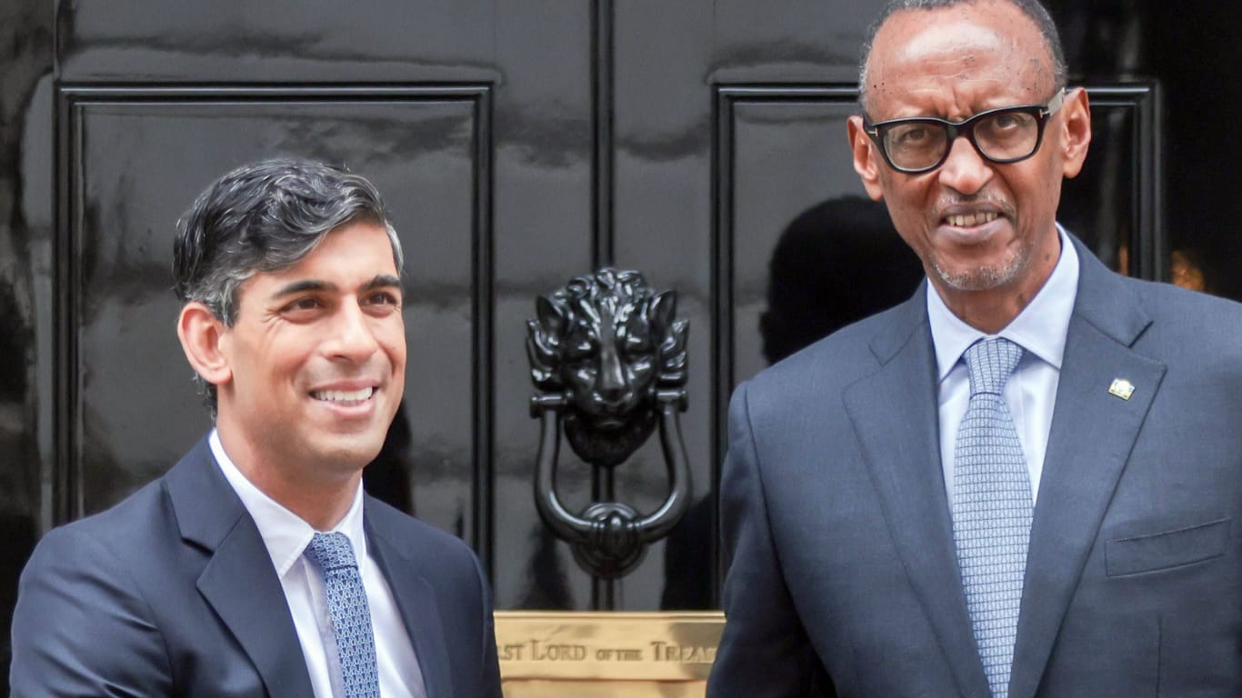 Rishi Sunak begrüßt Ruandas Präsident Paul Kagame (r.) in London.