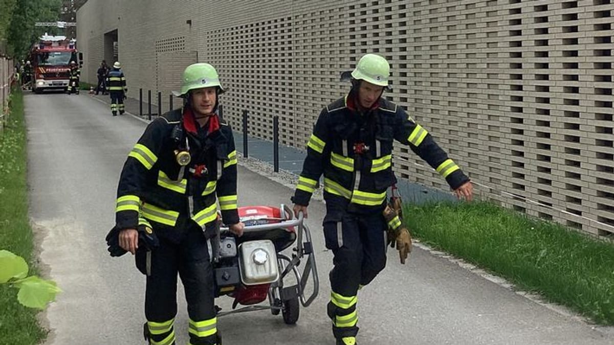 München Feuerwehr rückt zum Ostfriedhof aus Rauch im Krematorium