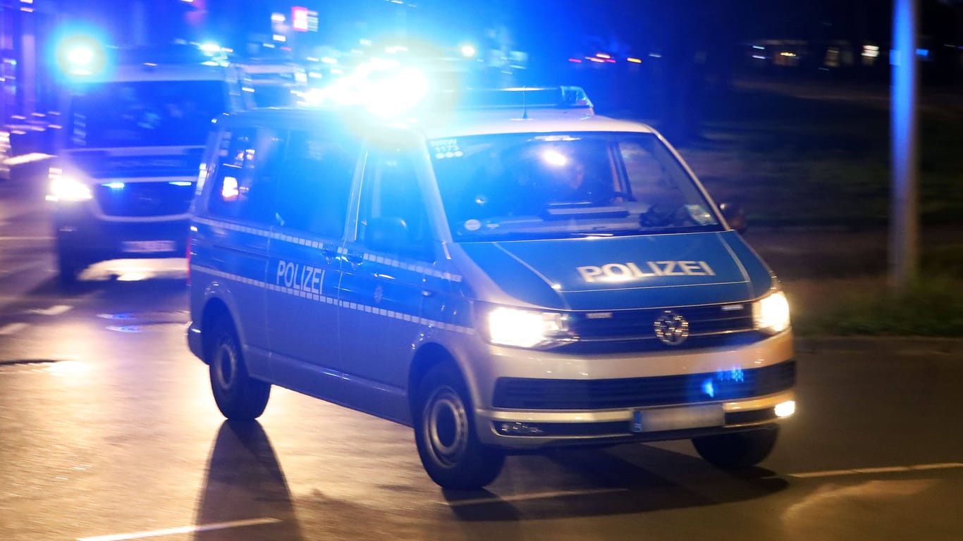 Polizeiwagen mit Blaulicht (Symbolbild): Die Bundespolizei hat die Ermittlungen in dem Fall übernommen.