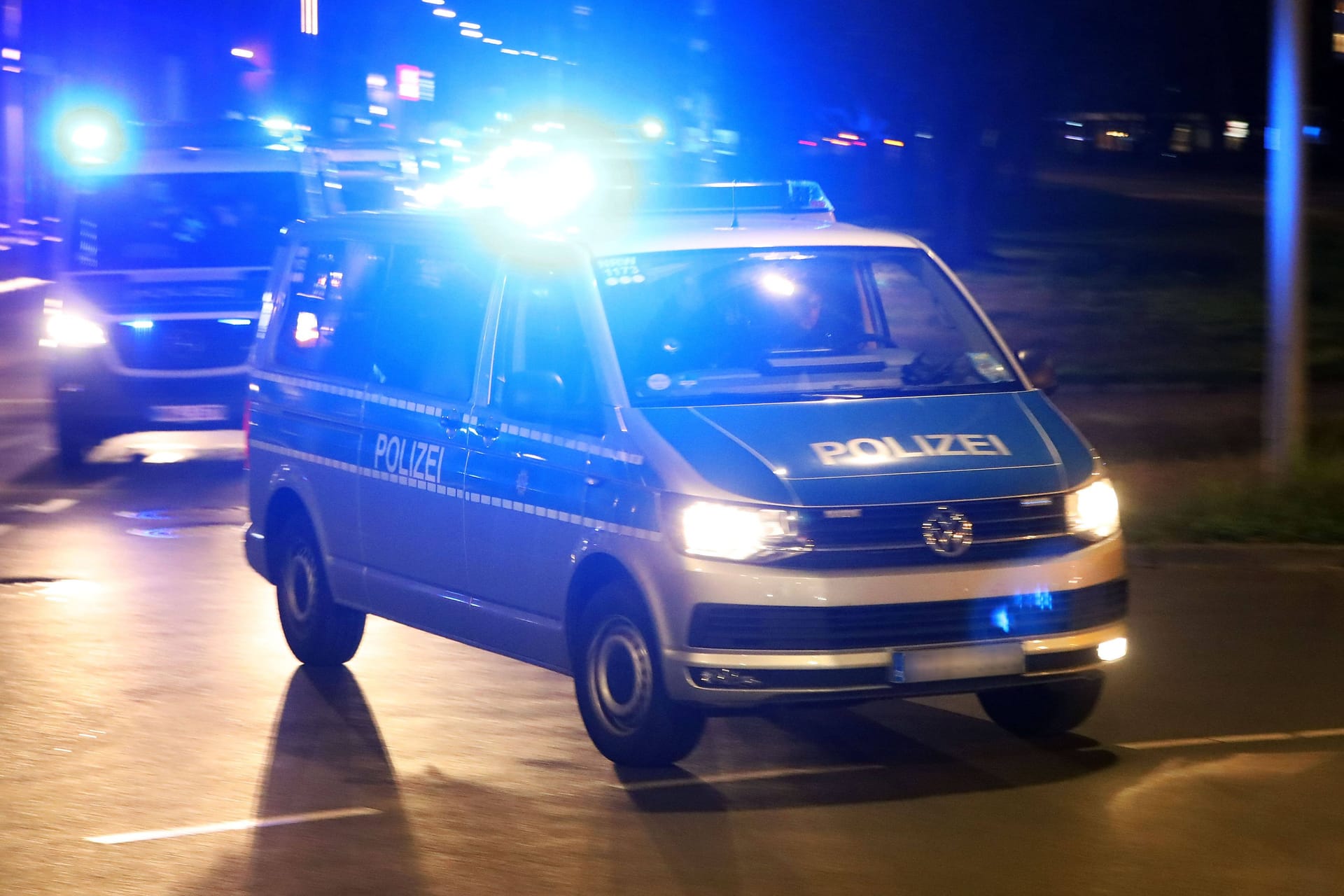 Polizeiwagen mit Blaulicht (Symbolbild): Die Bundespolizei hat die Ermittlungen in dem Fall übernommen.