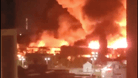 Bilder auf X sollen das Feuer zeigen, das nach einem Angriff auf Odessa in einem Lagerhaus ausgebrochen ist.