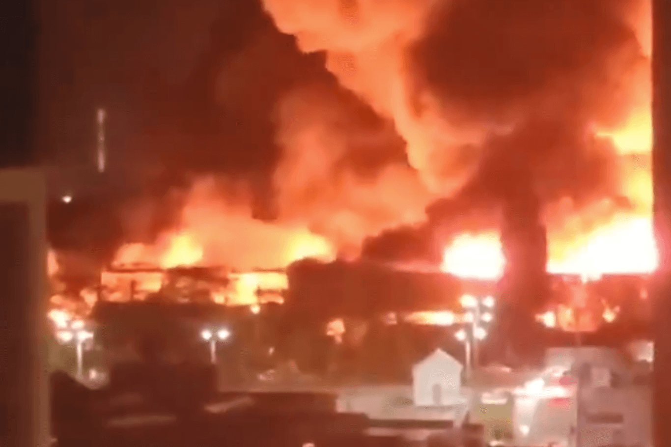 Bilder auf X sollen das Feuer zeigen, das nach einem Angriff auf Odessa in einem Lagerhaus ausgebrochen ist.