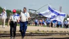 Menschen gehen durch das ehemalige deutsche Vernichtungslager Auschwitz-Birkenau: Bei dem "Marsch der Lebenden" gedenken tausende Juden den Opfern der Schoah.