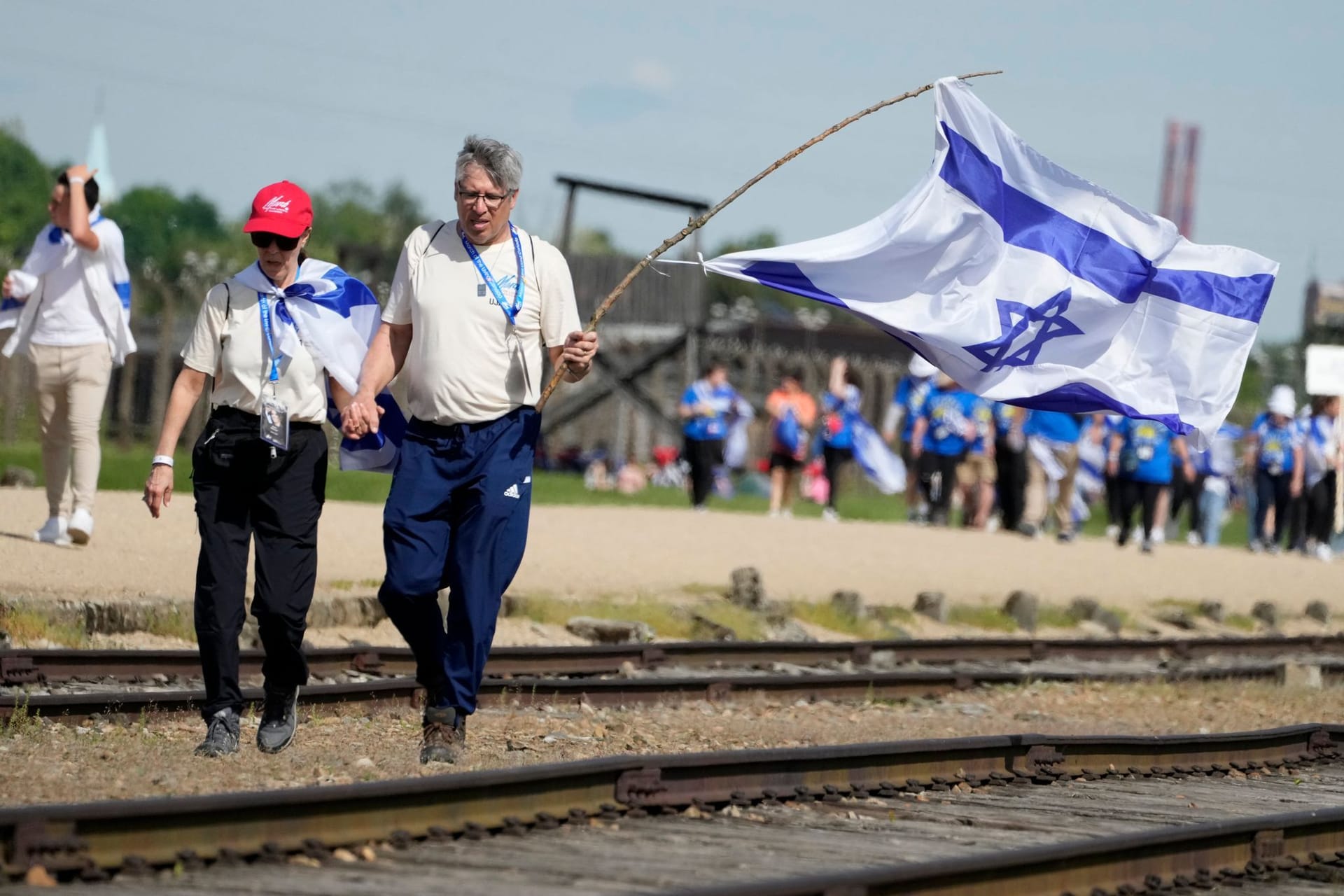 Menschen gehen durch das ehemalige deutsche Vernichtungslager Auschwitz-Birkenau: Bei dem "Marsch der Lebenden" gedenken tausende Juden den Opfern der Schoah.