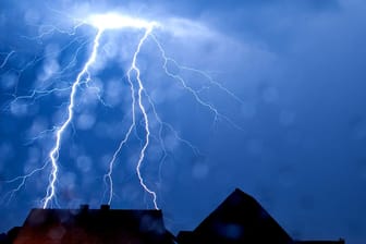Blitze am Abend über Nordrhein-Westfalen: In mehreren Regionen Deutschlands kam es am Donnerstagabend zu Unwettern.
