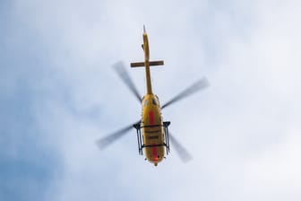 Ein Hubschrauber fliegt zu einem Einsatz (Symbolbild): In Essen kam es am Mittwoch zu einer größeren Schlägerei.